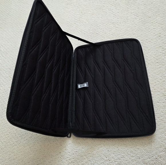 Thule Laptop Sleeve For 16" Laptop - Picture 2 of 2